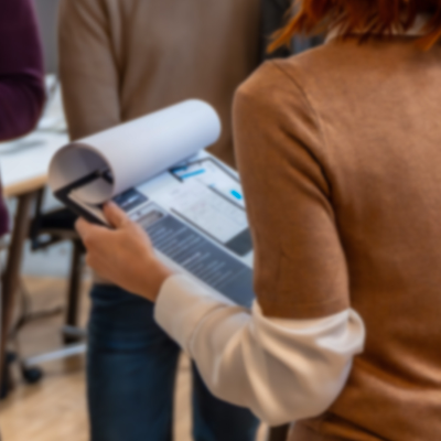 Elabora��o de pautas jornal�sticas com foco no olhar de mercado, com crit�rios de relev�ncia e viabilidade.